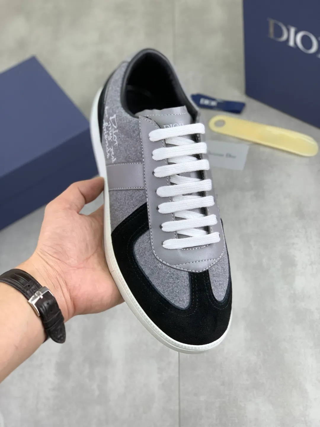 Men's shoes 💰P380 New Dior B01 moral training shoes, white first-layer cowhide, original molded outsole. New to the fall collection, this sneaker marks the return of a Dior classic, reinterpreted in a stylish and elegant silhouette. Crafted from white smooth first-grain cowhide with a tonal silk sheepskin lining, it features the Dior logo on the tongue and inner sides, and a CD icon on the heel. Paired with Tpu anti-slip soles of the same color, it can be matched with various styles to create a sophisticated look.  Code number: 38-44